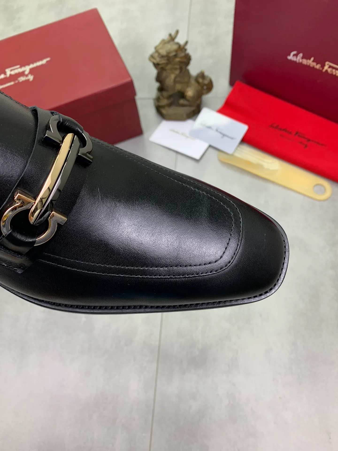 Men's men's shoes 💰P460💰[New style]🆘 Water-dyed cow lining [Ferragamo] Ferragamo's latest men's over-the-foot business leather shoes🇨🇳Official website original 1:1 molding💯The first layer is made of Italian imported calfskin➕Luxurious genuine cowhide lining, soft and comfortable🌴High-end atmosphere, the first choice for men with high taste🍍38-45 Black 🉑️Select